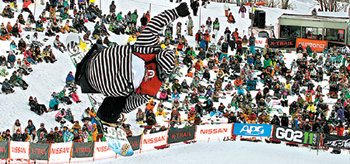 미국의 채스 걸디먼드가 일본 후쿠시마 알츠반다이 스키리조트에서 1일 폐막한 스노보드 세계선수권대회 아시아 오픈 하프파이프 결승전에서 공중을 3바퀴 반 도는 묘기를 선보이고 있다. 사진 제공 사진작가 김우일 씨