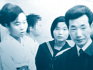 다구치 야에코 씨(가운데)의 가족사진. 오른쪽이 오빠 이즈카 시게오 씨, 왼쪽이 언니다. 사진 제공 이즈카 시게오