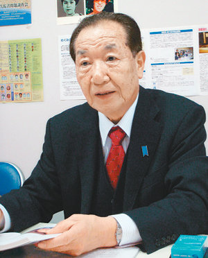 다구치 야에코 씨의 오빠 이즈카 시게오 씨가 지난달 26일 도쿄에 있는 납치피해자가족회 사무실에서 동아일보와 인터뷰하고 있다. 그는 다구치 씨가 실종된 뒤 다구치 씨의 아들을 입양해 키워왔다. 도쿄=윤종구 특파원