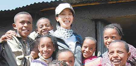 댄스그룹 ‘쥬얼리’의 리더 박정아 씨(가운데)는 에티오피아 희망 프로젝트의 희망전도사다. 5일 어려운 환경 속에서도 달리기로 희망을 찾는 현지 어린이들을 만나 즐거운 시간을 보냈다. 아르시=김재명 기자