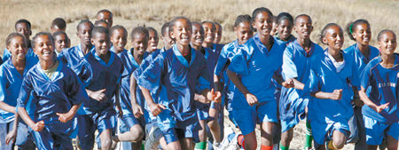 에티오피아 희망 프로젝트의 후원을 받는 아르시 지역 육상 꿈나무들이 5일 아프리카의 뜨거운 대지를 달리고 있다. 해맑은 웃음을 머금은 아이들의 얼굴에서 이들의 밝은 미래가 엿보인다. 캐논 EOS-1D MarkⅢ, 70-200mm 렌즈, ISO400, 1/500, f11 아르시=김재명 기자