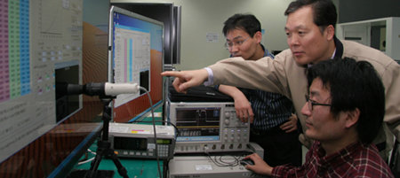 충남 아산시 탕정면 삼성전자 LCD생산공장 내 개발실에서 전재환 부장(가운데) 등 개발3그룹 팀원들이 새로 양산에 들어갈 LED TV 패널의 품질을 테스트하고 있다. 사진 제공 삼성전자