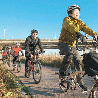 따스한 봄볕 아래에서 자전거를 타는 인구가 늘고 있다. 자전거를 타기 전 스트레칭을 충분히 하고 기본적인 안전 장비를 갖추도록 한다. 동아일보 자료 사진
