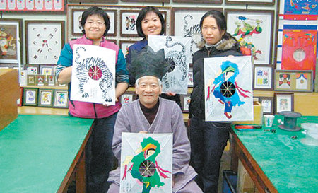 경기 부천시 부천종합운동장 1층의 ‘부천공예체험교육관’에서 전통 연 공방을 운영 중인 대한민국 전승공예 전통 연 특선작가 성용부 씨(앞)가 연 만들기 체험교육을 진행하고 있다. 사진 제공 경기 부천시