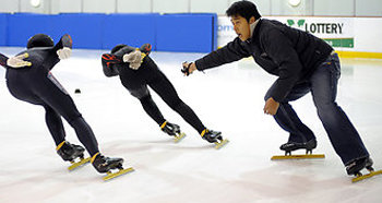 비운의 스타 김동성(오른쪽)이 미국 워싱턴의 포토맥 스피드 스케이팅 클럽에서 쇼트트랙 꿈나무를 지도하고 있다. 사진 출처 워싱턴포스트