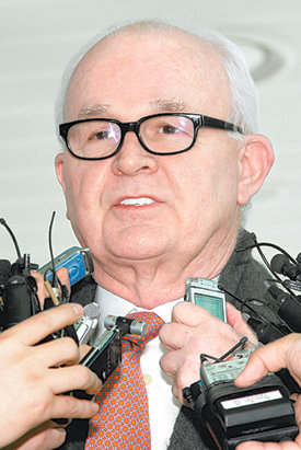 스티븐 보즈워스 미국 대북정책특별대표가 7일 인천국제공항을 통해 방한해 취재진의 질문에 답하고 있다. 연합뉴스