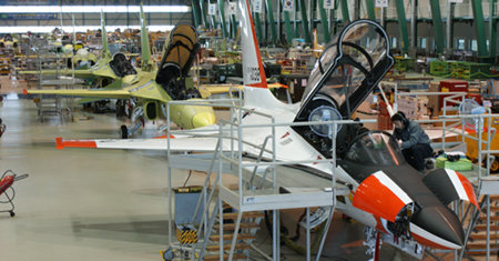 6일 경남 사천의 한국항공우주산업(KAI) 조립공장에서 직원들이 국산 초음속 고등훈련기 T-50을 제작하고 있다. T-50은 부품만 32만 개에 이르는 국내 항공기술의 결정체다. 사천=윤상호 기자