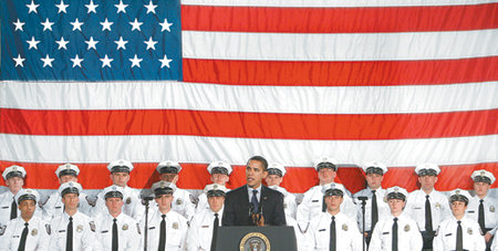 버락 오바마 미국 대통령이 6일 오하이오 주 콜럼버스에 있는 경찰학교 졸업식에서 연설을 하고 있다. 그는 25년 만에 최고치인 8.1%에 이르는 실업률을 언급하면서 “경기부양 법안에 반대하는 사람들은 이 법안이 시행되지 않으면 실직하게 되는 오하이오 경찰학교 졸업생에게 대답해야 한다”고 말했다. 콜럼버스=블룸버그 연합뉴스