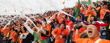 강원도의 힘‘강원도 축구의 힘을 보여 주세요!’ 오렌지색 유니폼을 입은 강원 FC 팬들이 8일 강릉종합운동장에서 데뷔전을 치른 고향팀을 향해 열띤 응원을 펼치고 있다. 강원은 윤준하의 결승골에 힘입어 1-0으로 이겼다. 강릉=연합뉴스