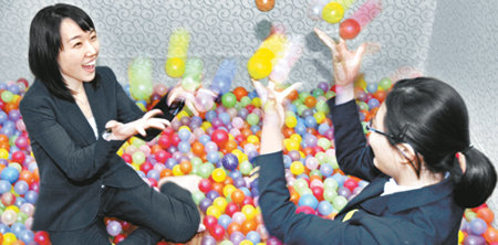 ‘2009 함께 하는 희망 찾기-변호사님과 친구 됐어요’ 캠페인을 통해 자매결연을 맺은 김영지 변호사(28·법무법인 율촌·왼쪽)와 중학교 3학년생 현아(가명·15) 양이 6일 오후 서울 강서구의 한 음식점 휴게실에서 서로에게 공을 던지며 장난을 치고 있다. 박영대 기자