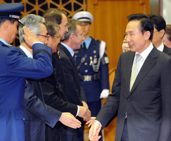 서울공항 도착8일 이명박 대통령이 6박 7일간의 뉴질랜드 호주 인도네시아 등 3개국 순방을 마치고 경기 성남시 서울공항에 도착해 환영 인사들과 악수하고 있다. 성남=이종승  기자