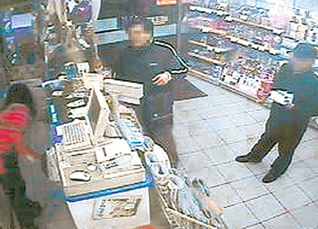 CCTV에 찍힌 담배 구입 남성7일 오후 9시 23분 서울지하철 1호선 동대문역 인근의 한 편의점에서 혜화경찰서 소속 박모 경사의 신용카드로 담배를 구입하는 50대 남성(가운데)의 모습. 편의점의 폐쇄회로(CC)TV에 찍힌 것이다. 사진 제공 혜화경찰서