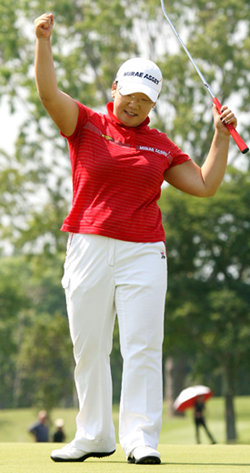 기다렸다, 이 환호‘미소 천사’ 신지애가 8일 싱가포르 타나메라CC에서 열린 HSBC위민스챔피언스 최종 4라운드 18번 홀에서 파 퍼트를 넣은 뒤 승리를 예감한 듯 두 팔을 번쩍 들며 기뻐하고 있다. 신지애는 최종 라운드에서 6타 차를 극복하고 11언더파 277타로 호주의 캐서린 헐을 2타 차로 제쳤다. 사진 제공 JNA