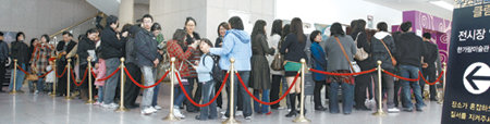 서울 예술의 전당 한가람미술관에서 열리고 있는 ‘클림트의 황금빛 비밀’전을 보려는 관람객들이 8일 입장하기 위해 줄을 서 있다. 변영욱 기자