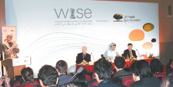 카타르재단 관계자들이 지난달 카네기멜런대 분교에서 기자회견을 열고 9월에 출범할 국제 교육포럼인 WISE의 내용과 계획을 설명하고 있다. 도하=김희균 기자