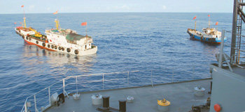 길 막아선 中선박 중국 베트남 필리핀 등 6개국에 둘러싸여 섬의 영유권을 놓고 무력분쟁이 빈번한 남중국해에서 8일 미국 관측선과 중국 배들이 대치했다. 남중국해는 2001년 4월 미국 정찰기와 중국 전투기가 공중 충돌한 곳이기도 하다. 중국 배 2척이 미국 배에 충돌할 듯 위협하며 다가서고 있다. 로이터 연합뉴스