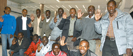 2009 서울국제마라톤에 참가하기 위해 11일 입국한 케냐 선수들이 인천공항 로비에서 환한 표정으로 기념 촬영을 하고 있다. 뒷줄 오른쪽이 이번 대회 출전 선수 중 최고 기록 보유자인 로버트 체보로르. 인천=변영욱 기자