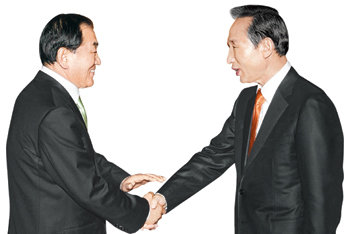 미국에 체류 중인 한나라당 이재오 전 최고위원(왼쪽)이 10일(현지 시간) 워싱턴 특파원들과 만나 이달 말 귀국할 뜻을 밝혔다. 사진은 지난해 2월 25일 청와대 영빈관에서 열린 대통령 취임 축하 외빈 초청 만찬에서 이 전 최고위원이 이명박 대통령과 인사하는 모습. 동아일보 자료 사진