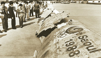 잔해만 돌아온 KAL기1987년 11월 27일 북한공작원 김현희 씨가 미얀마 근해 상공에서 폭파한 대한항공기의 잔해와 승객들의 유품이 1990년 5월 22일 김포공항을 통해 도착한 모습. 동아일보 자료 사진