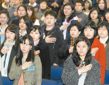 한미 대학생 취업연수 프로그램인 ‘웨스트(WEST) 프로그램’ 1기로 선발돼 이달 말 출국하는 대학생 190명이 11일 서울 외교통상부 청사에서 출범식을 갖고 민간 외교관으로서의 역할도 하겠다는 선서를 하고 있다. 이훈구 기자