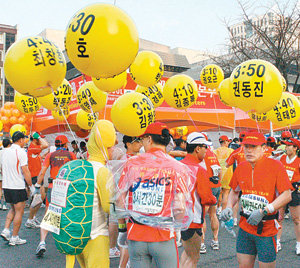 이번 대회에서 페이스메이커들은 3시간부터 4시간50분까지 10분 간격으로 목표 기록이 적힌 풍선을 들고 뛴다. 초보 마라토너들은 자신의 실력에 맞춰 시간대별 풍선을 들고 뛰는 페이스메이커를 따라 뛰면 된다. 동아일보 자료 사진