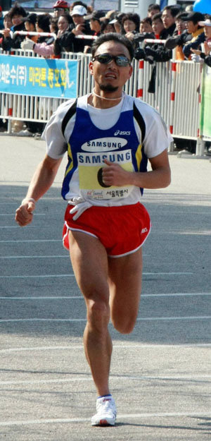 15일 열린 제80회 동아마라톤 대회에 참가한 이봉주 선수가 힘차게 달리고 있다. 박경모 기자.
