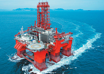 삼성중공업이 3만 t 중량의 세계 최대 반잠수식 원유시추설비인 ‘웨스트 에미넌스’호를 시운전하고 있다. 이 설비는 높이 112m, 작업 공간 8925㎡ 규모로 해저 1만2000m까지 시추가 가능하다. 사진 제공 삼성중공업