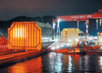 STX조선이 육상에서 건조한 6500t급 초대형 선박블록을 운반선에 싣고 있다. STX조선은 최근 자체 개발한 ‘로즈공법(해상건조공법)’으로 초대형 선박블록을 해상에서 탑재하는 데 성공했다. 사진 제공 STX조선