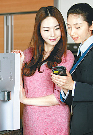 웅진코웨이 ‘코디’들은 정수기 등 생활가전제품을 대여한 고객의 가정을 2개월에 한 번씩 방문해 무상으로 제품 관리 서비스를 제공한다. 웅진코웨이는 현재 전국에 코디 1만1000명을 두고 있다. 사진 제공 웅진코웨이