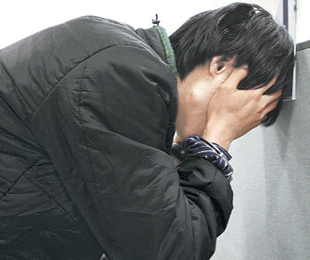 ‘에이즈 파문’ 장본인에이즈 감염자이면서 무분별한 성관계로 파문을 일으킨 택시운전사 전모 씨가 13일 충북 제천경찰서에서 얼굴을 가린 채 조사를 받고 있다. 제천=연합뉴스