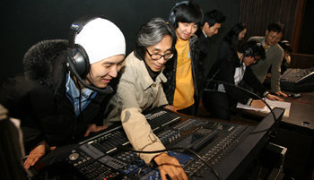 동국대 학교기업인 동국아트컴퍼니의 대표 신영섭 교수(연극학부)가 학생들과 함께 연극에 쓰이는 음향 장비를 조작하고 있다. 사진 제공 동국대