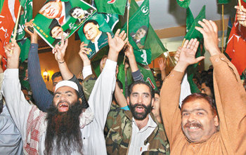 “만세! 우리가 이겼다” 16일 파키스탄 반정부 시위대들이 파키스탄 사법부 독립의 상징으로 여겨지는 이프티카르 초드리 전 대법원장의 복직 발표를 전해 듣고 만세를 부르고 있다. 이슬라마바드=로이터 연합뉴스