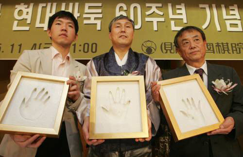 한국 바둑은 선배인 일본을 극복하면서 세계 최강의 자리에 올라섰다 2005년 한국바독 60돌 기념식장에서 이창호 조훈현 김인 9단(왼쪽부터). 연합뉴스