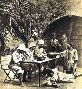 독일 세균학자 로베르트 코흐(앉아 있는 군인 중 오른쪽)가 군인 신분으로 1898년 콩고의 한 마을을 찾아 현지 풍토병의 원인을 찾는 실험을 하고 있다. 사진 제공 새물결