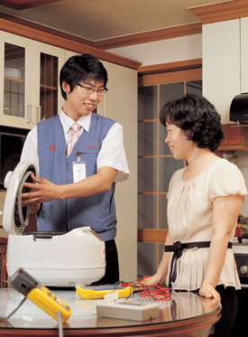 고객 가정을 방문한 쿠쿠홈시스 직원이 밥솥 뚜껑 둘레의 고무 패킹 교환 여부를 확인하고 있다. 사진 제공 쿠쿠홈시스