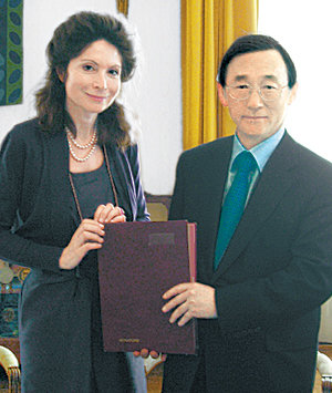 이장무 서울대 총장(오른쪽)과 모니크 칸토스페르브 ENS 총장이 19일 체결한 학술교류협정문을 들고 기념촬영을 하고 있다.