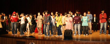 20일 경기 안양문예회관에서 일본 잔찬 극단의 지적장애인 단원들과 한국의 장애 청소년들이 축하음악에 맞춰 함께 춤을 추고 있다. 사진 제공 한국장애인복지시설협회