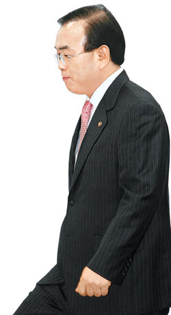 박영준 국무총리실 국무차장이 1월 20일 서울 종로구 세종로 정부중앙청사 취임식장으로 걸어 들어가고 있는 모습.