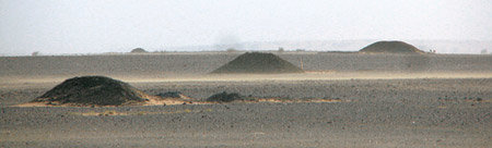 니제르 중부 마다우엘라 광산 모습. 땅속을 탐사하는 도중에 나온 흙을 쌓아놓다 보니 무덤 봉분이 줄지어 서 있는 듯하다. 이곳은 6190t의 우라늄이 매장돼 있는 것으로 확인됐고, 추가 정밀조사 결과 최대 1만2000t이 묻힌 것으로 추정됐다. 아를리트=박형준  기자