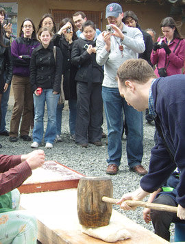 22일 경북 안동시 하회마을에서 하버드 로스쿨 재학생들이 지켜보고 있는 가운데 한 학생이 떡메 치기 체험을 하고 있다. 사진 제공 안동시