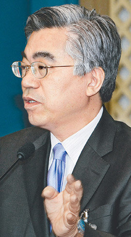 영장청구된 추 前비서관 박연차 태광실업 회장에게서 돈을 받은 혐의로 22일 검찰이 구속영장을 청구한 추부길 전 대통령홍보기획비서관. 추 전 비서관은 청와대 비서관직에서 물러난 뒤인 지난해 9월 박 회장에게서 세무조사 무마 청탁과 함께 2억여 원을 받은 혐의를 받고 있다. 동아일보 자료 사진