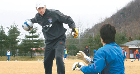 한국청소년대표팀 신의손 골키퍼 코치(왼쪽)가 경기 파주시 축구국가대표트레이닝센터(NFC)에서 선수에게 볼을 던져주며 훈련을 시키고 있다. 파주=연합뉴스