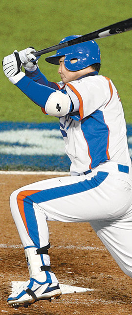 이 기세 이어가지 못하고…24일 미국 로스앤젤레스 다저스타디움에서 열린 제2회 월드베이스볼클래식(WBC) 결승전 일본과의 경기에서 2-3으로 뒤진 9회말 이범호가 2사에 주자를 1, 2루에 두고 천금같은 동점 적시타를 쳐냈다. 로스앤젤레스=연합뉴스