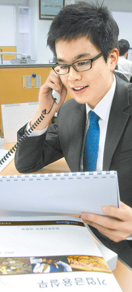 120 대 1의 경쟁률을 뚫고 지난해 말 한국투자증권에 입사한 신입사원 김헌조 씨. 그는 “어떤 회사에서 어떤 일을 하고 싶은지 구체적으로 목표를 세워 준비한 것이 합격의 비결인 것 같다”고 말했다. 원대연 기자