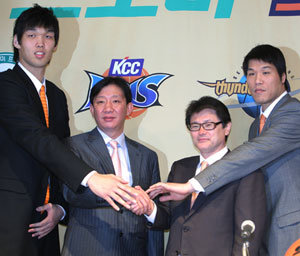 KCC 하승진, 허재 감독과 전자랜드 최희암 감독, 서장훈(왼쪽부터)이 25일 서울프라자호텔에서 열린 프로농구 플레이오프 미디어데이 행사에서 손을 맞잡으며 선전을 다짐하고 있다. KCC와 전자랜드는 4강 진출을 놓고 5전 3선승제로 승부를 겨룬다. 연합뉴스