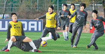 실전같은 미니게임 축구 대표팀 선수들이 이라크와의 친선경기를 하루 앞둔 27일 파주국가대표트레이닝센터(NFC)에서 실전을 방불케 하는 미니 게임을 하고 있다. 공에 집중하는 이근호, 박지성(왼쪽부터)의 표정이 결연하다. 한국은 4월 1일 서울월드컵경기장에서 열리는 2010년 남아프리카공화국 월드컵 아시아 최종 예선에서 북한과 맞붙는다. 파주=연합뉴스