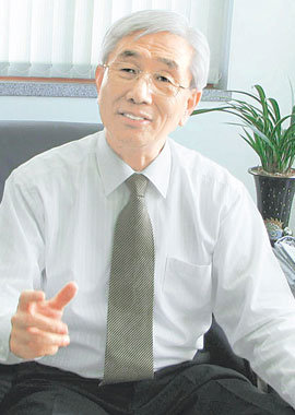 한금태 삼영기계 사장이 17일 대전 대덕구 대화동 회사 사무실에서 35년 동안 회사를 경영하며 겪었던 일들을 설명하고 있다. 대전=장강명 기자
