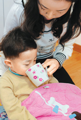 감기에 걸린 아이들은 열, 설사 등으로 몸이 건조해지므로 수분을 수시로 보충해주는 것이 좋다. 또 충분한 휴식도 필요하다. 사진 제공 세브란스병원