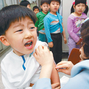 치료하기 어려운 바이러스성 질병을 예방하기 위해서는 백신이 가장 좋다. 특히 아이들에게 반드시 접종해야 될 수두, B형간염, 디프테리아·파상풍·백일해 등 필수 접종은 한 번쯤 챙겨보는 것이 좋다. 동아일보 자료 사진