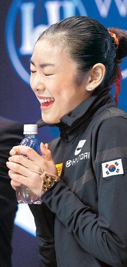 “해냈다”김연아가 29일 열린 세계피겨선수권대회에서 자신의 프리스케이팅 점수가 발표되자 물병을 감싸 쥐며 환호하고 있다. 로스앤젤레스=연합뉴스